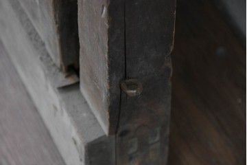 アンティーク建具　大正期　鋲打ちの意匠が趣深いくぐり戸1枚　(R-088111)