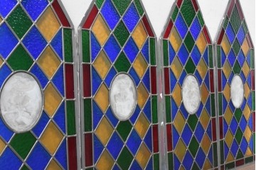 中古建具　職人手作り　鮮やかな色ガラスが美しい!　ハンドメイドのステンドグラス窓4枚セット　(R-088115)