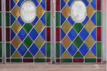 中古建具　職人手作り　鮮やかな色ガラスが美しい!　ハンドメイドのステンドグラス窓4枚セット　(R-088117)
