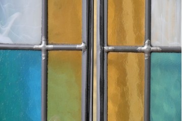 中古建具　職人手作り　色ガラスの幾何学模様が美しい!　ハンドメイドのステンドグラス窓4枚セット　(R-088120)