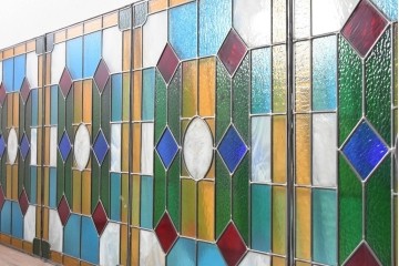 中古建具　職人手作り　色ガラスの幾何学模様が美しい!　ハンドメイドのステンドグラス窓4枚セット　(R-088120)