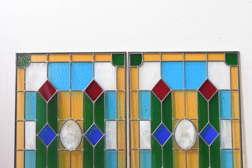 中古建具　職人手作り　色ガラスの幾何学模様が美しい!　ハンドメイドのステンドグラス窓2枚セット　(R-088121)