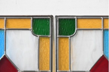 中古建具　職人手作り　色ガラスの幾何学模様が美しい!　ハンドメイドのステンドグラス窓2枚セット　(R-088121)