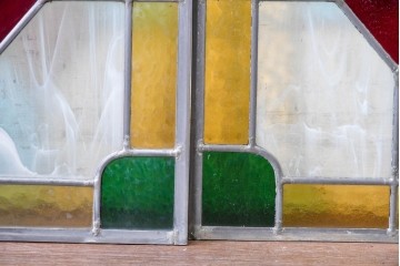 中古建具　職人手作り　色ガラスの幾何学模様が美しい!　ハンドメイドのステンドグラス窓2枚セット　(R-088121)