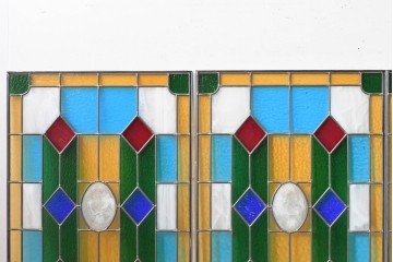 中古建具　職人手作り　色ガラスの幾何学模様が美しい!　ハンドメイドのステンドグラス窓4枚セット　(R-088122)