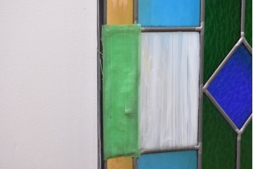 中古建具　職人手作り　色ガラスの幾何学模様が美しい!　ハンドメイドのステンドグラス窓3枚セット　(R-088123)