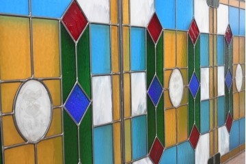 中古建具　職人手作り　色ガラスの幾何学模様が美しい!　ハンドメイドのステンドグラス窓3枚セット　(R-088123)