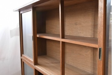 和製ヴィンテージ　木味豊かなシンプルデザインのガラス戸棚　(R-088124)