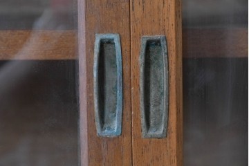 和製ヴィンテージ　木味豊かなシンプルデザインのガラス戸棚　(R-088124)