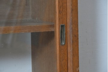 和製ヴィンテージ　木味豊かなシンプルデザインのガラス戸棚　(R-088124)