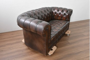【簡易リペア限定品】　イギリスヴィンテージ　本革　重厚な佇まいのチェスターフィールドソファ　※傷み有り　(R-088128)