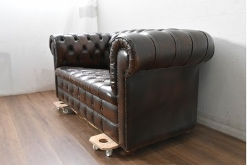 【簡易リペア限定品】　イギリスヴィンテージ　本革　重厚な佇まいのチェスターフィールドソファ　※傷み有り　(R-088128)