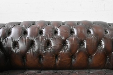 【簡易リペア限定品】　イギリスヴィンテージ　本革　重厚な佇まいのチェスターフィールドソファ　※傷み有り　(R-088128)