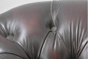 【簡易リペア限定品】　イギリスヴィンテージ　本革　重厚な佇まいのチェスターフィールドソファ　※傷み有り　(R-088128)