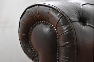 【簡易リペア限定品】　イギリスヴィンテージ　本革　重厚な佇まいのチェスターフィールドソファ　※傷み有り　(R-088128)