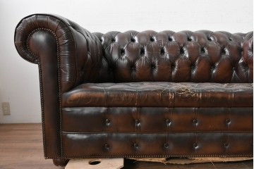 【簡易リペア限定品】　イギリスヴィンテージ　本革　重厚な佇まいのチェスターフィールドソファ　※傷み有り　(R-088128)