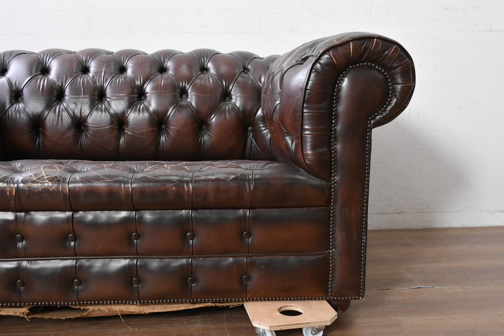 【簡易リペア限定品】　イギリスヴィンテージ　本革　重厚な佇まいのチェスターフィールドソファ　※傷み有り　(R-088128)