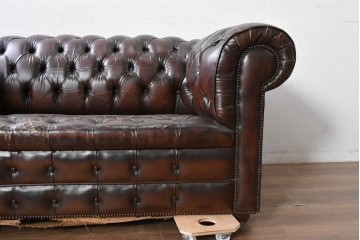【簡易リペア限定品】　イギリスヴィンテージ　本革　重厚な佇まいのチェスターフィールドソファ　※傷み有り　(R-088128)