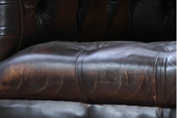 【簡易リペア限定品】　イギリスヴィンテージ　本革　重厚な佇まいのチェスターフィールドソファ　※傷み有り　(R-088128)