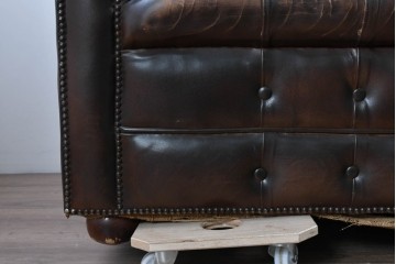 【簡易リペア限定品】　イギリスヴィンテージ　本革　重厚な佇まいのチェスターフィールドソファ　※傷み有り　(R-088128)
