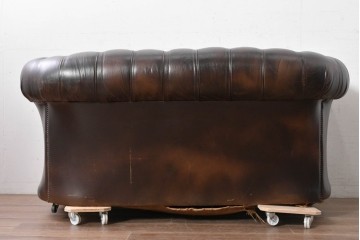 【簡易リペア限定品】　イギリスヴィンテージ　本革　重厚な佇まいのチェスターフィールドソファ　※傷み有り　(R-088128)