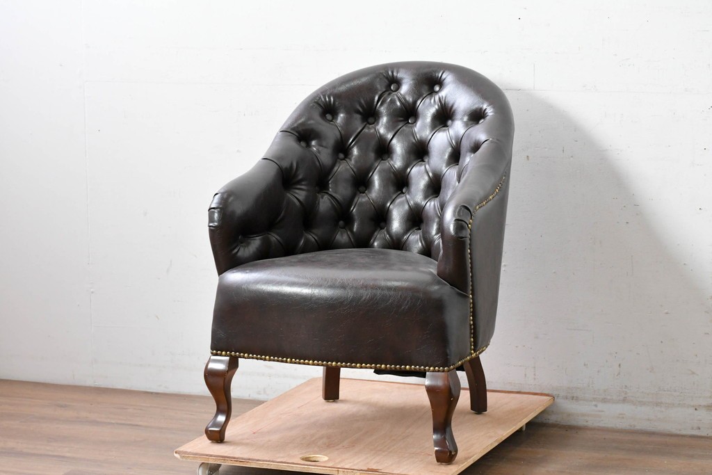 中古　美品　ビニールレザー　ボタン留めと鋲飾りが上品なチェスターフィールド風1人掛けソファ　(R-088129)