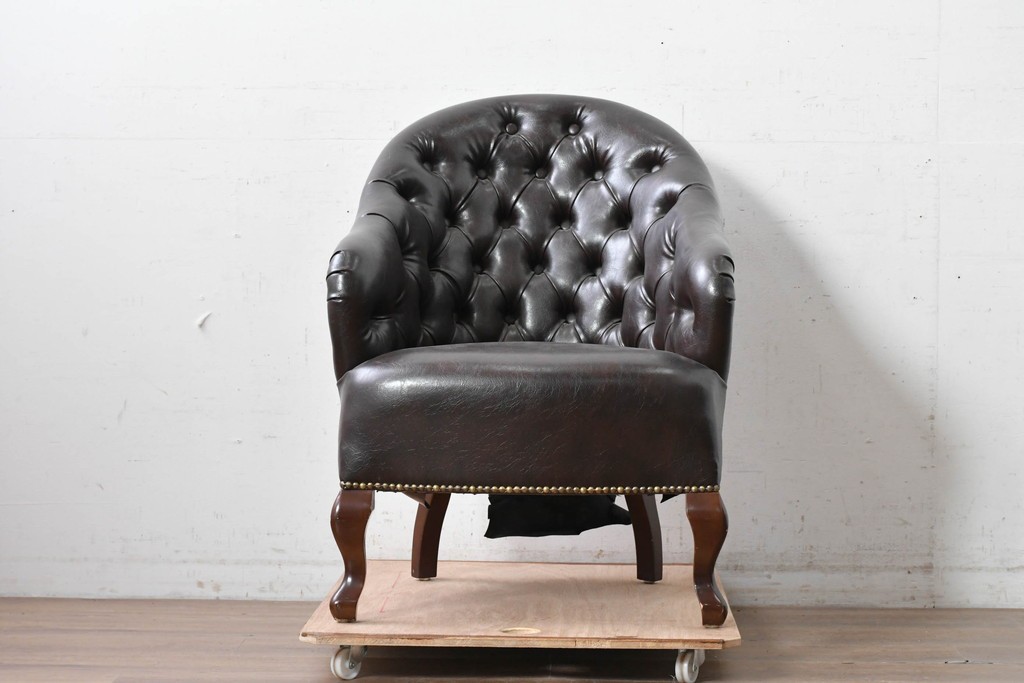中古　美品　ビニールレザー　ボタン留めと鋲飾りが上品なチェスターフィールド風1人掛けソファ　(R-088129)