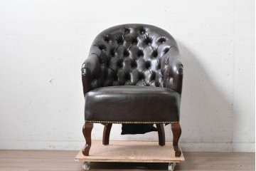 中古　美品　ビニールレザー　ボタン留めと鋲飾りが上品なチェスターフィールド風1人掛けソファ　(R-088129)