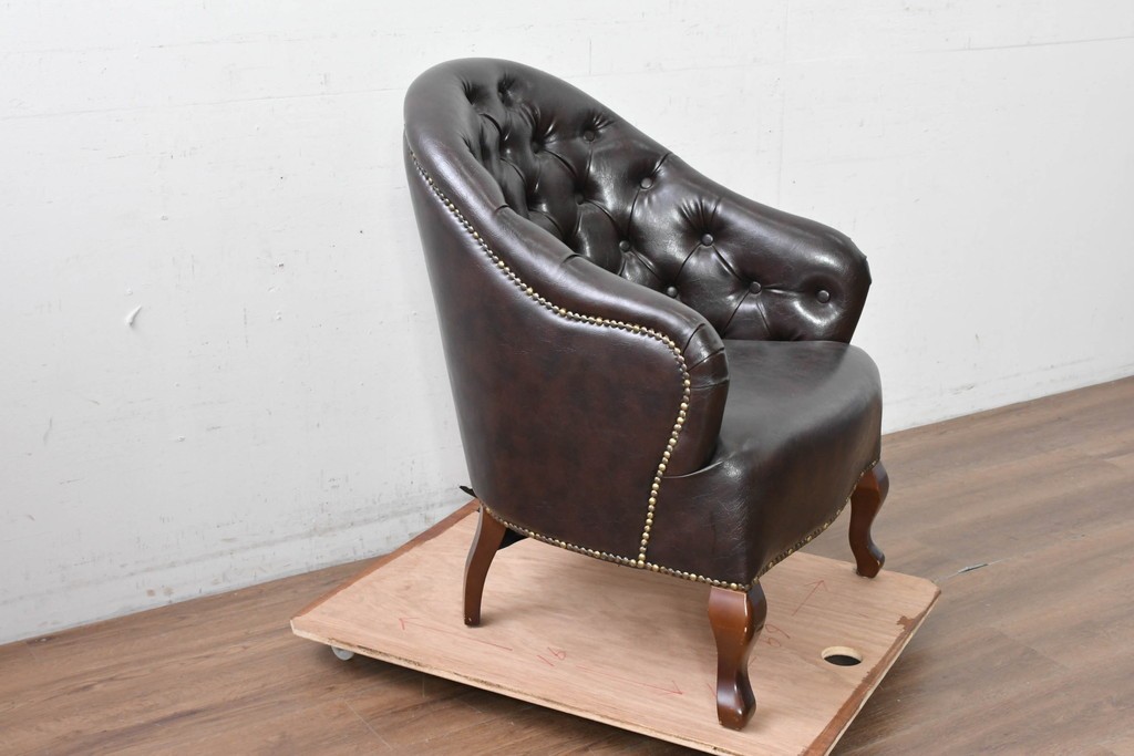 中古　美品　ビニールレザー　ボタン留めと鋲飾りが上品なチェスターフィールド風1人掛けソファ　(R-088129)