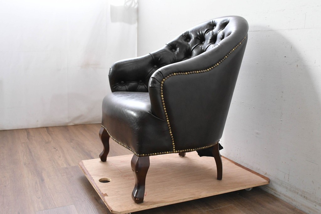 中古　美品　ビニールレザー　ボタン留めと鋲飾りが上品なチェスターフィールド風1人掛けソファ　(R-088129)
