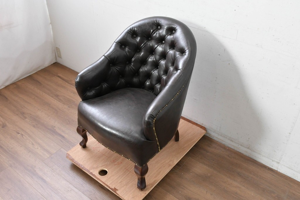 中古　美品　ビニールレザー　ボタン留めと鋲飾りが上品なチェスターフィールド風1人掛けソファ　(R-088129)