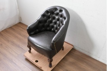 中古　美品　ビニールレザー　ボタン留めと鋲飾りが上品なチェスターフィールド風1人掛けソファ　(R-088129)