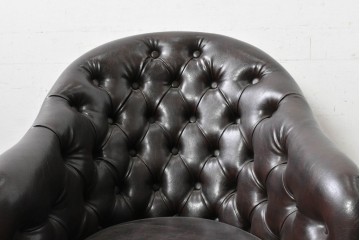 中古　美品　ビニールレザー　ボタン留めと鋲飾りが上品なチェスターフィールド風1人掛けソファ　(R-088129)