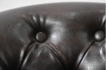 中古　美品　ビニールレザー　ボタン留めと鋲飾りが上品なチェスターフィールド風1人掛けソファ　(R-088129)