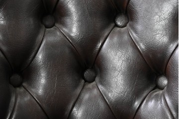 中古　美品　ビニールレザー　ボタン留めと鋲飾りが上品なチェスターフィールド風1人掛けソファ　(R-088129)