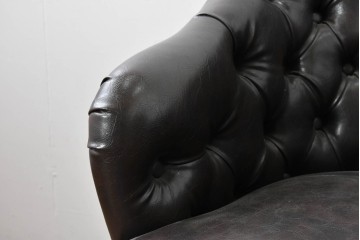中古　美品　ビニールレザー　ボタン留めと鋲飾りが上品なチェスターフィールド風1人掛けソファ　(R-088129)