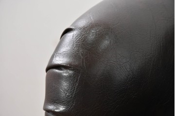中古　美品　ビニールレザー　ボタン留めと鋲飾りが上品なチェスターフィールド風1人掛けソファ　(R-088129)