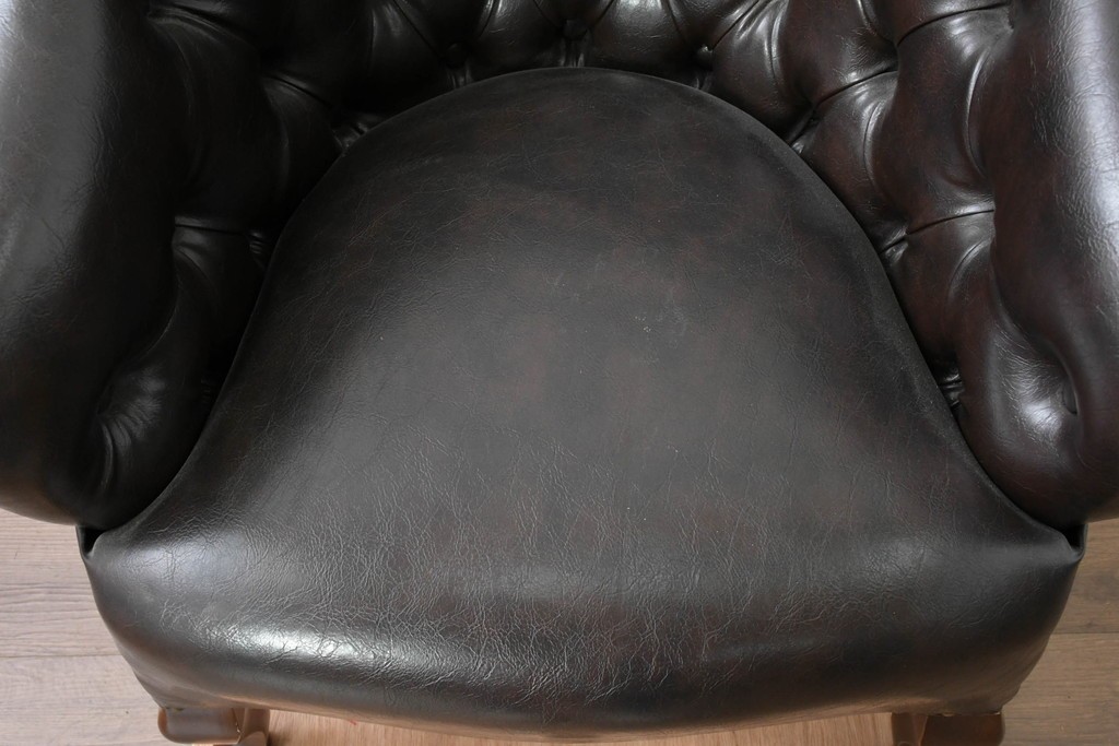 中古　美品　ビニールレザー　ボタン留めと鋲飾りが上品なチェスターフィールド風1人掛けソファ　(R-088129)