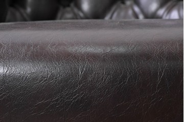 中古　美品　ビニールレザー　ボタン留めと鋲飾りが上品なチェスターフィールド風1人掛けソファ　(R-088129)