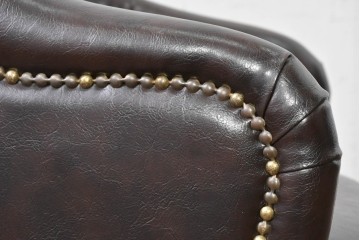 中古　美品　ビニールレザー　ボタン留めと鋲飾りが上品なチェスターフィールド風1人掛けソファ　(R-088129)