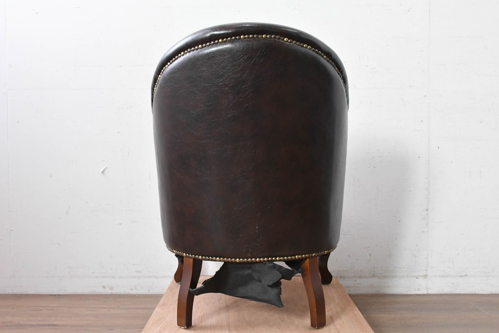 中古　美品　ビニールレザー　ボタン留めと鋲飾りが上品なチェスターフィールド風1人掛けソファ　(R-088129)