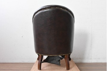 中古　美品　ビニールレザー　ボタン留めと鋲飾りが上品なチェスターフィールド風1人掛けソファ　(R-088129)