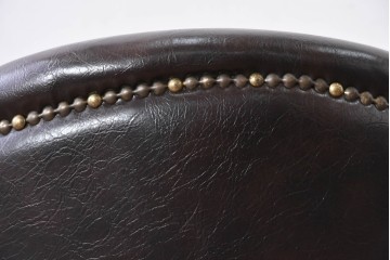 中古　美品　ビニールレザー　ボタン留めと鋲飾りが上品なチェスターフィールド風1人掛けソファ　(R-088129)
