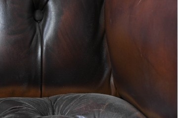 【簡易リペア限定品】　イギリスアンティーク　チェスターフィールドウィングバックチェア　※傷み有り　(R-088130)