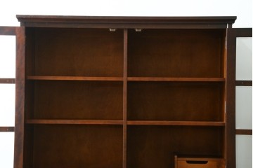 中古　北海道民芸家具　和洋どちらの空間にも取り入れやすいキャビネット　(R-088131)