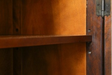 中古　北海道民芸家具　和洋どちらの空間にも取り入れやすいキャビネット　(R-088131)