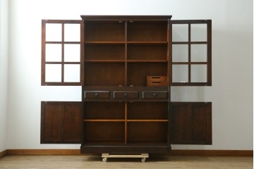 中古　北海道民芸家具　和洋どちらの空間にも取り入れやすいキャビネット　(R-088131)