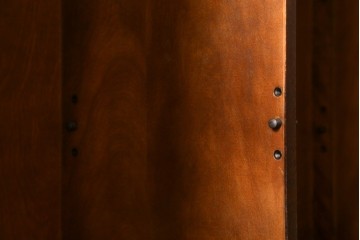中古　北海道民芸家具　和洋どちらの空間にも取り入れやすいキャビネット　(R-088131)