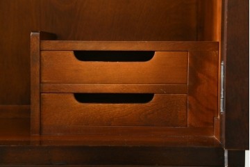 中古　北海道民芸家具　和洋どちらの空間にも取り入れやすいキャビネット　(R-088131)