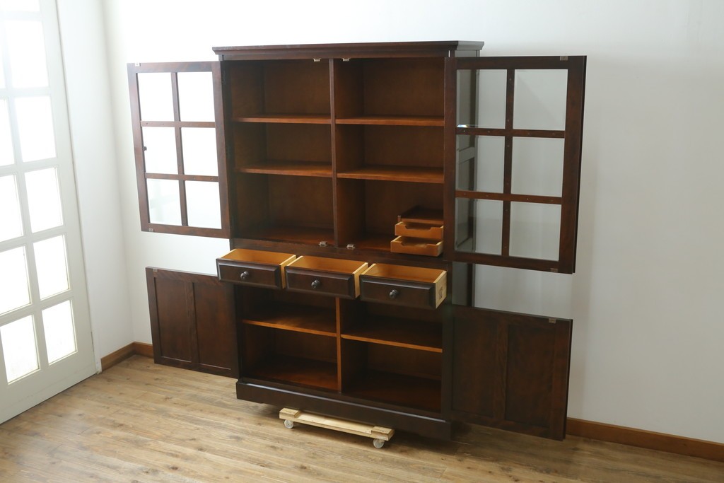 中古　北海道民芸家具　和洋どちらの空間にも取り入れやすいキャビネット　(R-088131)